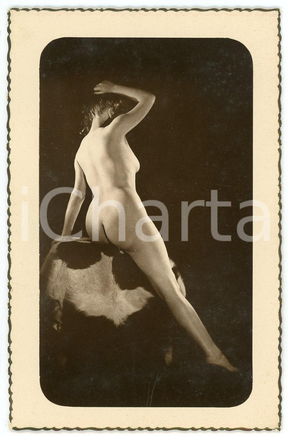 1950 ca VINTAGE EROTIC Nude woman on animal skin - Photo postcard ACADEMIES n°2 Fotocartolina originale d'epoca, non viaggiata.CONDIZIONI: FAIR (piegatura al margine inferiore; minima piegatura angolare)FORMATO: 9x13 cmEDITORE: Editions de Luxe G.P. - Paris    originale e autentica 1