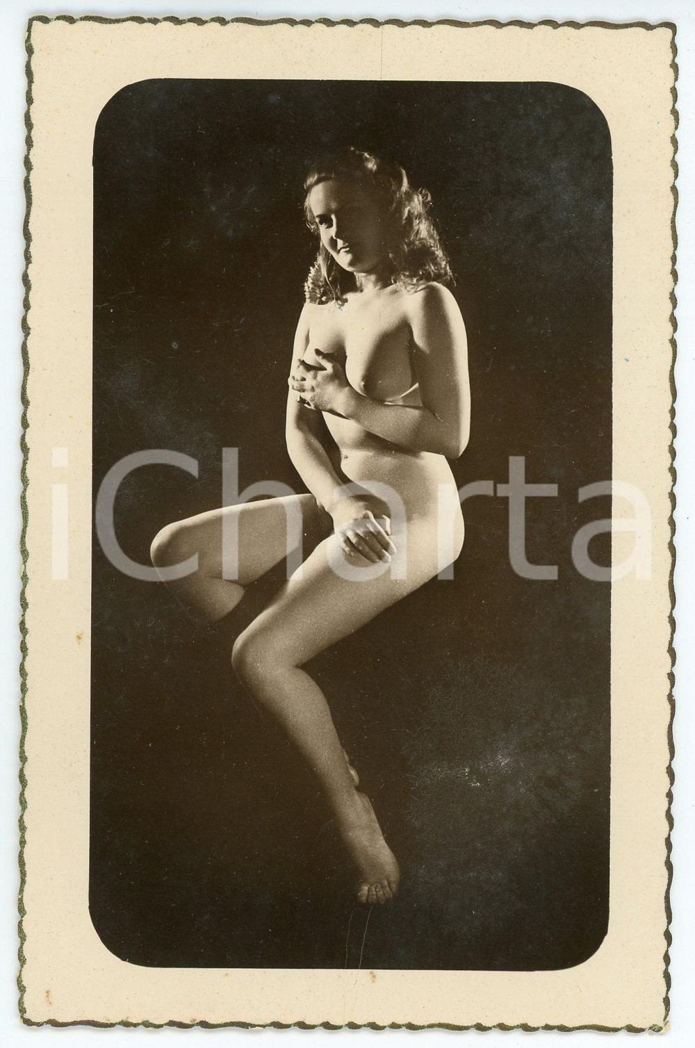 1950 ca VINTAGE EROTIC Nude woman seated - Photo postcard ACADEMIES n° 4 Fotocartolina originale d'epoca, non viaggiata.CONDIZIONI: FAIR (piegatura al margine inferiore; lieve traccia di umidit&agrave; al lato inferiore)FORMATO: 9x13 cmEDITORE: Editions de Luxe G.P. - Paris    originale e autentica 1