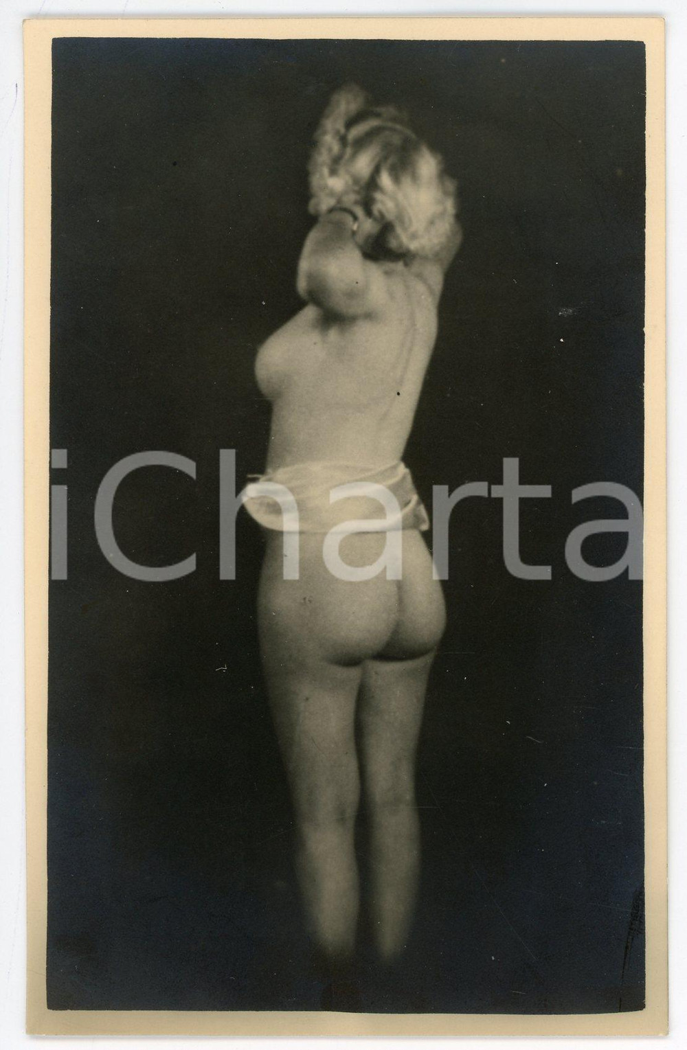 1940 VINTAGE EROTIC Woman undressing - Back - Photo postcard  Fotografia seriale d'epoca, in formato cartolina.CONDIZIONI: G FORMATO: 9x14 cm    originale e autentica 1