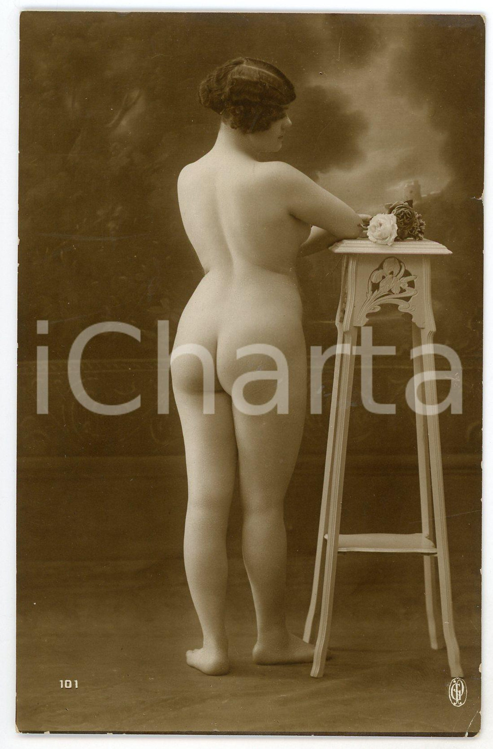 1910 ca VINTAGE EROTIC Nude woman from behind - Postcard risque  Cartolina postale d'epoca, priva di stampa al verso.CONDIZIONI: FAIR (minima piegatura angolare e minima sbrecciatura laterale)FORMATO: FP    originale e autentica 1