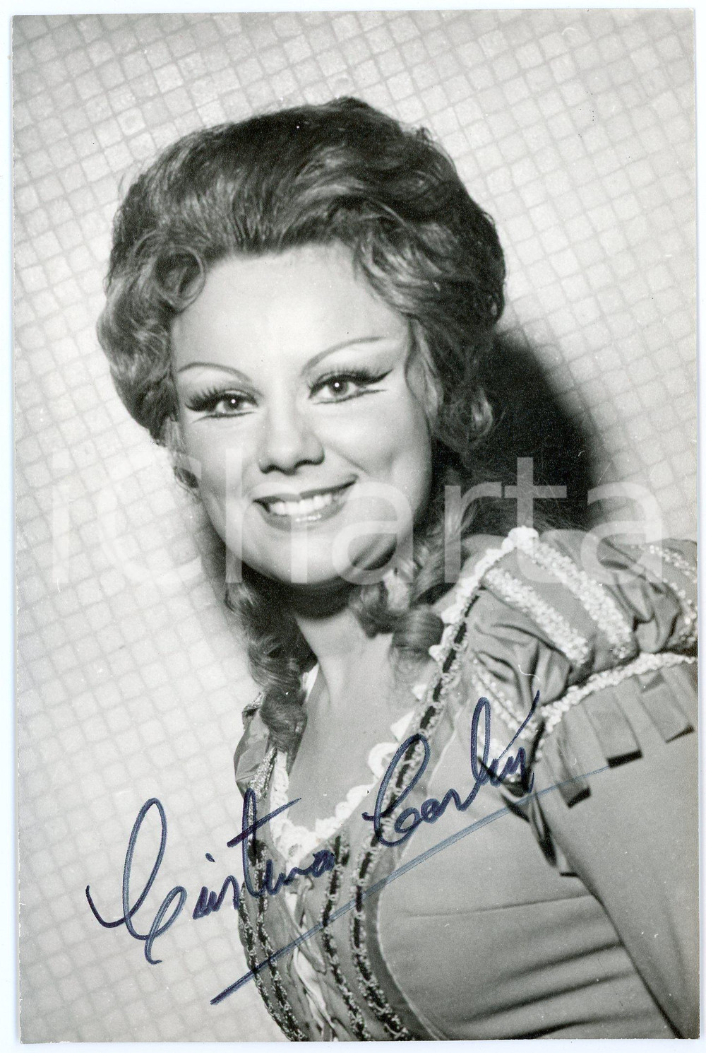 1973 BUENOS AIRES Cristina CARLIN soprano as Gilda (Rigoletto) AUTOGRAPHED Photo Fotografia d'epoca, con autografo, scattata in occasione della rappresentazione dell'opera al Teatro Col&oacute;n. CONDIZIONI: GFORMATO: 12x18 cm     originale e autentica 1