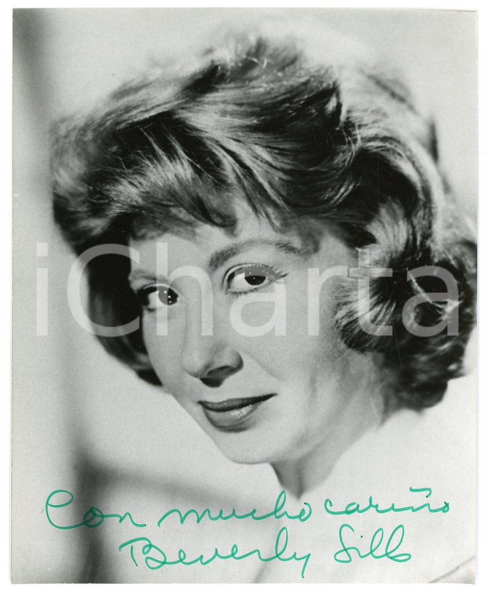 1972 Beverly SILLS American operatic soprano - AUTOGRAPHED Photo 12x15 cm Fotografia d'epoca, con autografo. CONDIZIONI: GFORMATO: 12x15 cm     originale e autentica 1