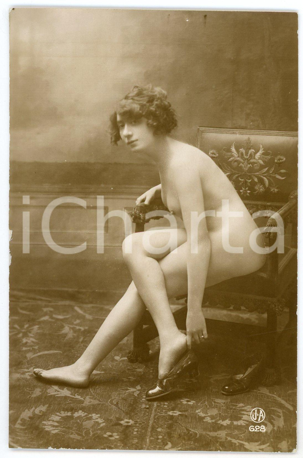 1910 ca VINTAGE EROTIC Nude woman taking a shoe off - Postcard JA PARIS 628  Fotografia seriale d'epoca, in formato cartolina.Editore JA Paris - Serie 628CONDIZIONI: GFORMATO: FP    originale e autentica 1