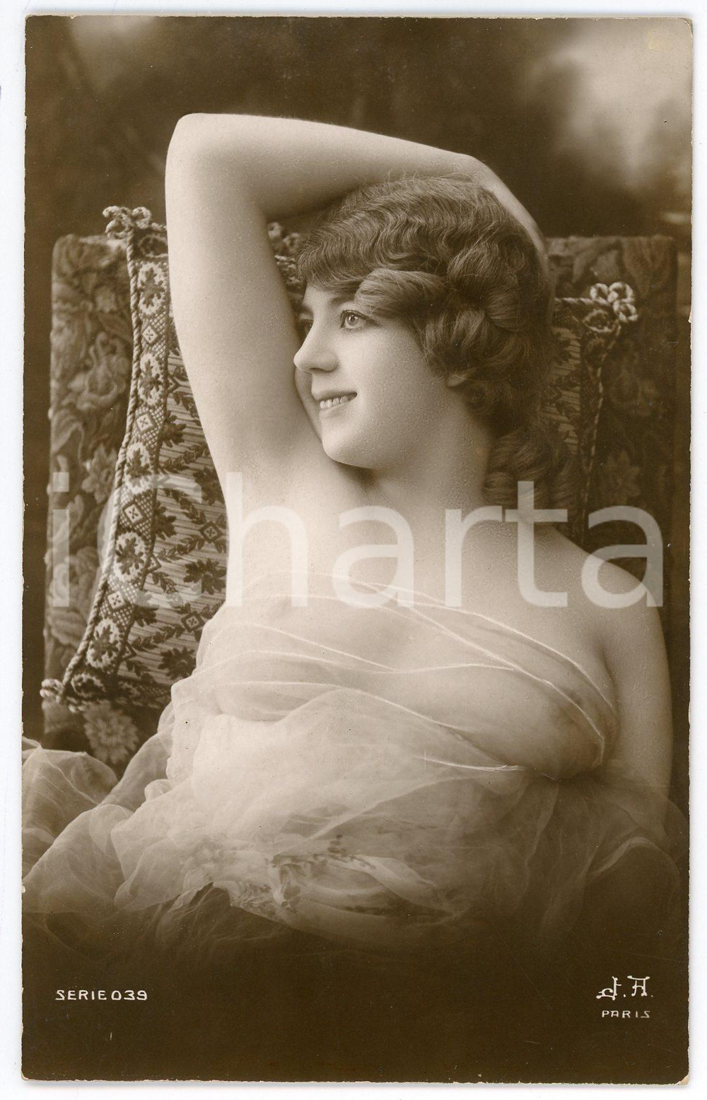 1910 ca VINTAGE EROTIC Topless woman on a sofa - Postcard JA PARIS 039 (1)  Fotografia seriale d'epoca, in formato cartolina.Editore JA Paris - Serie 039CONDIZIONI: GFORMATO: FP    originale e autentica 1