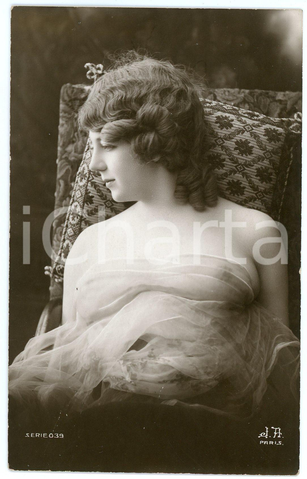 1910 ca VINTAGE EROTIC Topless woman on a sofa - Postcard JA PARIS 039 (2)  Fotografia seriale d'epoca, in formato cartolina.Editore JA Paris - Serie 039CONDIZIONI: GFORMATO: FP    originale e autentica 1