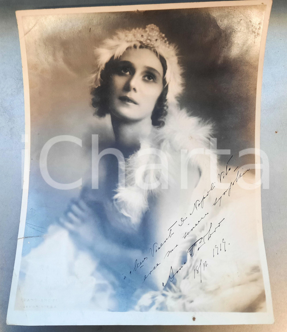 1919 BUENOS AIRES Anna PAVLOVA Russian ballerina - Photo AUTOGRAPH 22x29 cm Fotografia d'epoca, con autografo. CONDIZIONI: VP (la fotografia &egrave; danneggiata da una strappo di 5 cm al lato sinistro e di 1 cm al lato destro; piegature angolari; due fori al margine superiore e inferiore)FORMATO: 23x29 cmFOTOGRAFO: Frans Van Riel - Buenos Aires     originale e autentica 1