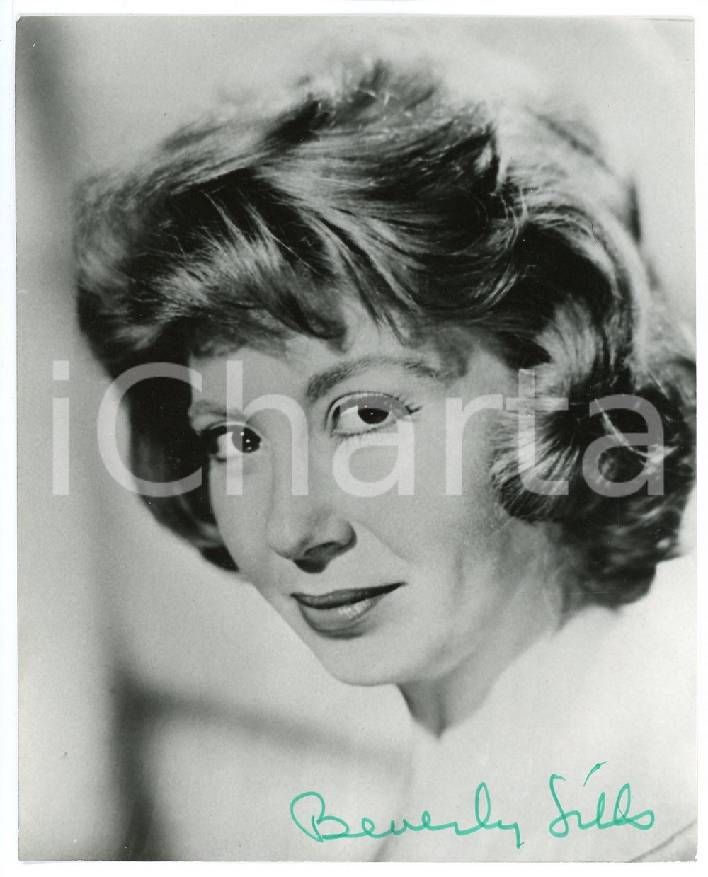 1972 Beverly SILLS American operatic soprano ^AUTOGRAPHED Photo 12x15 cm Fotografia d'epoca, con autografo. CONDIZIONI: G (minima piegatura angolare)FORMATO: 12x15 cm     originale e autentica 1