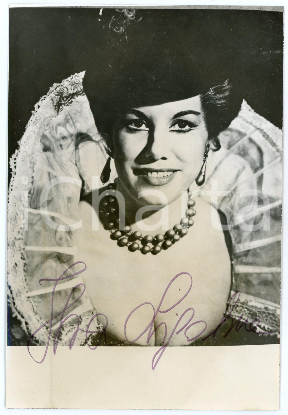 1972 Ilva LIGABUE soprano as Alice Ford (Falstaff) - AUTOGRAPHED Photo 12x18 cm Fotografia d'epoca, con autografo. CONDIZIONI: F (lieve alone al lato sinistro)FORMATO: 12x18 cm     originale e autentica 1
