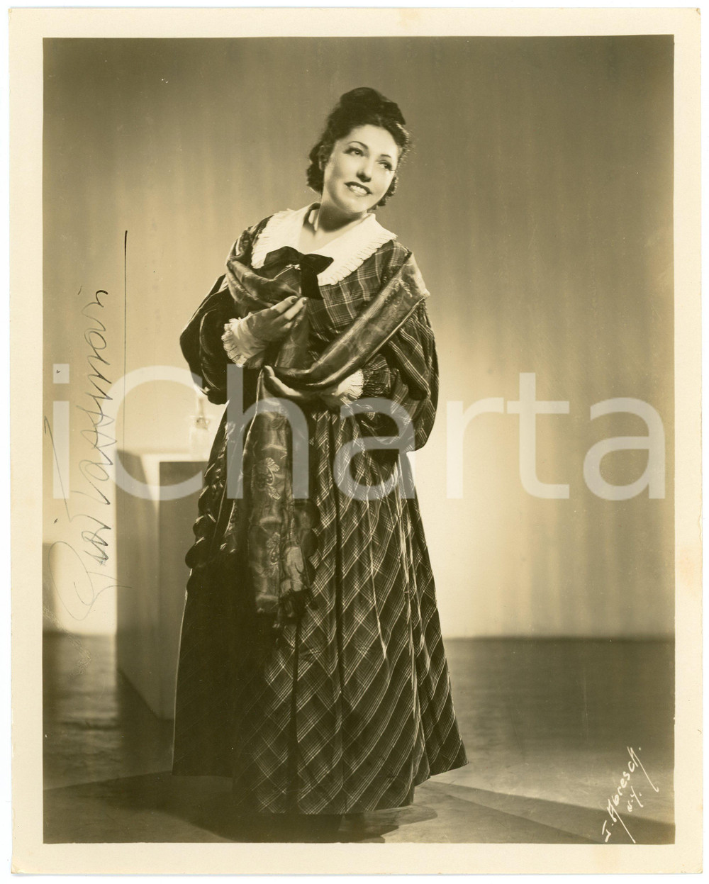 1945 ca Pia TASSINARI soprano as Mimì  ("La Bohème") - AUTOGRAPHED photo ABRESCH Fotografia d'epoca, con autografo. CONDIZIONI: F (piegature angolari)FORMATO: 20x25 cmFOTOGRAFO: James Abresch - New York     originale e autentica 1