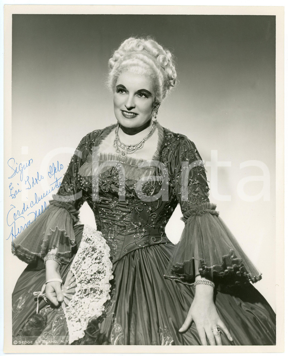1958 Herva NELLI Italian-American soprano - AUTOGRAPHED photo 20x25 cm Fotografia d'epoca, con autografo. CONDIZIONI: F (piccola piegatura angolare)FORMATO: 20x25 cm     originale e autentica 1