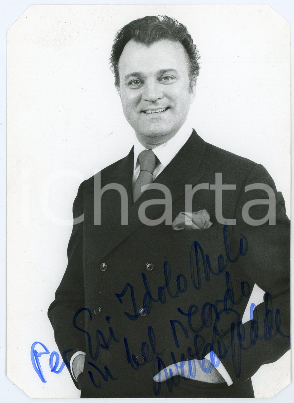 1971 Nicolai GEDDA Swedish operatic tenor - AUTOGRAPHED photo 13x18 Fotografia d'epoca, con autografo. CONDIZIONI: F (mancanze angolari dovute al precedente inserimento in un album)FORMATO: 13x18 cm     originale e autentica 1