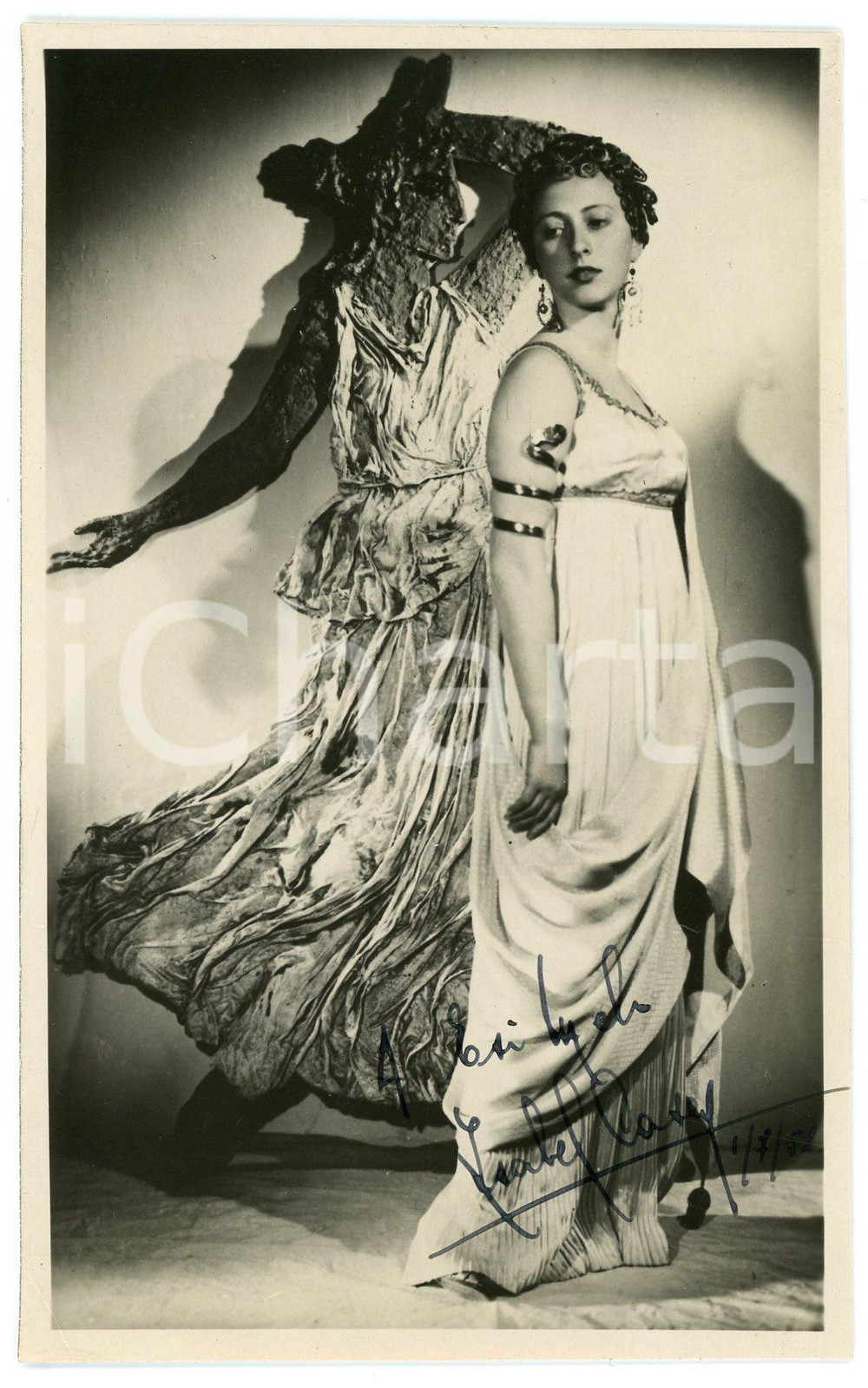 1952 Isabel CASEY mezzo-soprano - Amneris in "Aida" - AUTOGRAPHED photo 9x14 cm Fotografia d'epoca, con autografo. CONDIZIONI: G (ma piccola piegature angolare)FORMATO: 9x14 cm     originale e autentica 1