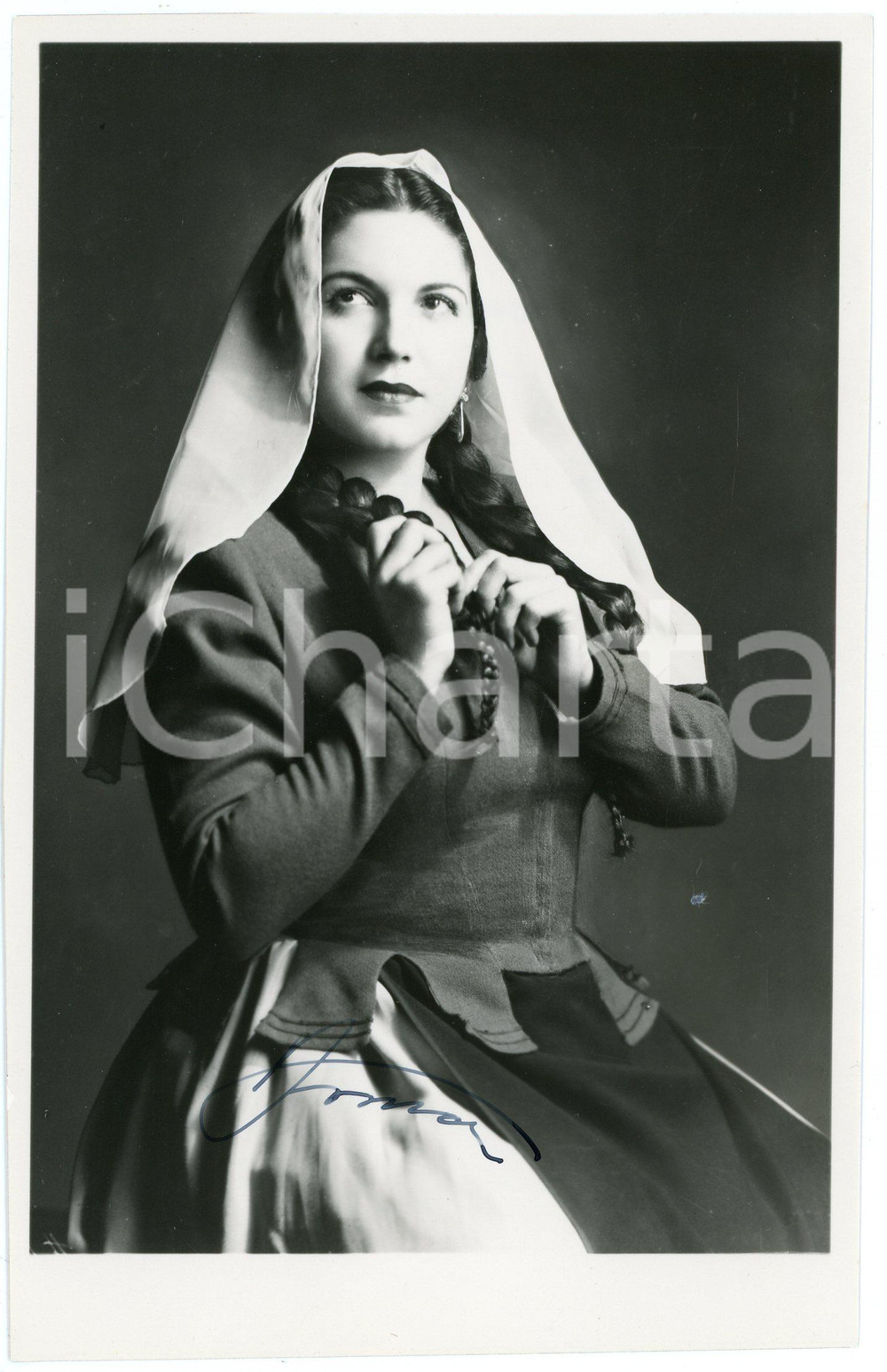 1956 LIRICA Soprano Irma GONZALEZ - Foto con AUTOGRAFO 12x18 cm Fotografia d'epoca, con autografo. CONDIZIONI: F (piegatura al lato destro)FORMATO: 10x16 cm    originale e autentica 1