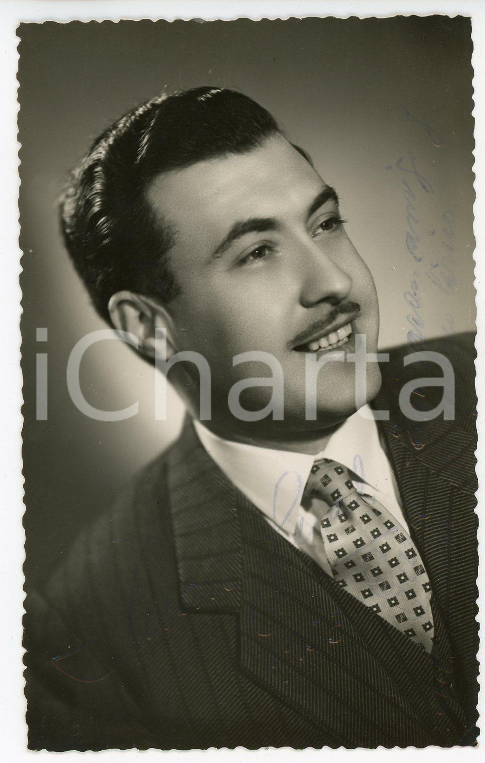 1953 LIRICA Baritono Juan GUAL - Foto con AUTOGRAFO 9x14 cm Fotografia seriale d'epoca, con autografo. CONDIZIONI: GFORMATO: 9x14 cm     originale e autentica 1