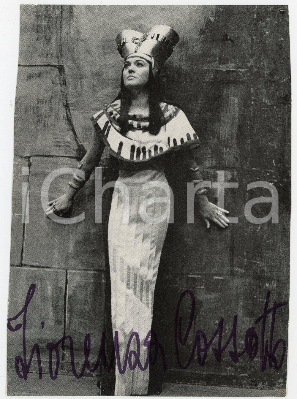 1965 ca LIRICA Fiorenza COSSOTTO mezzosoprano in "Aida" - Foto AUTOGRAFO Fotografia d'epoca, con autografo. CONDIZIONI: F (lievi piegature angolari)FORMATO: 12x17 cm    originale e autentica 1