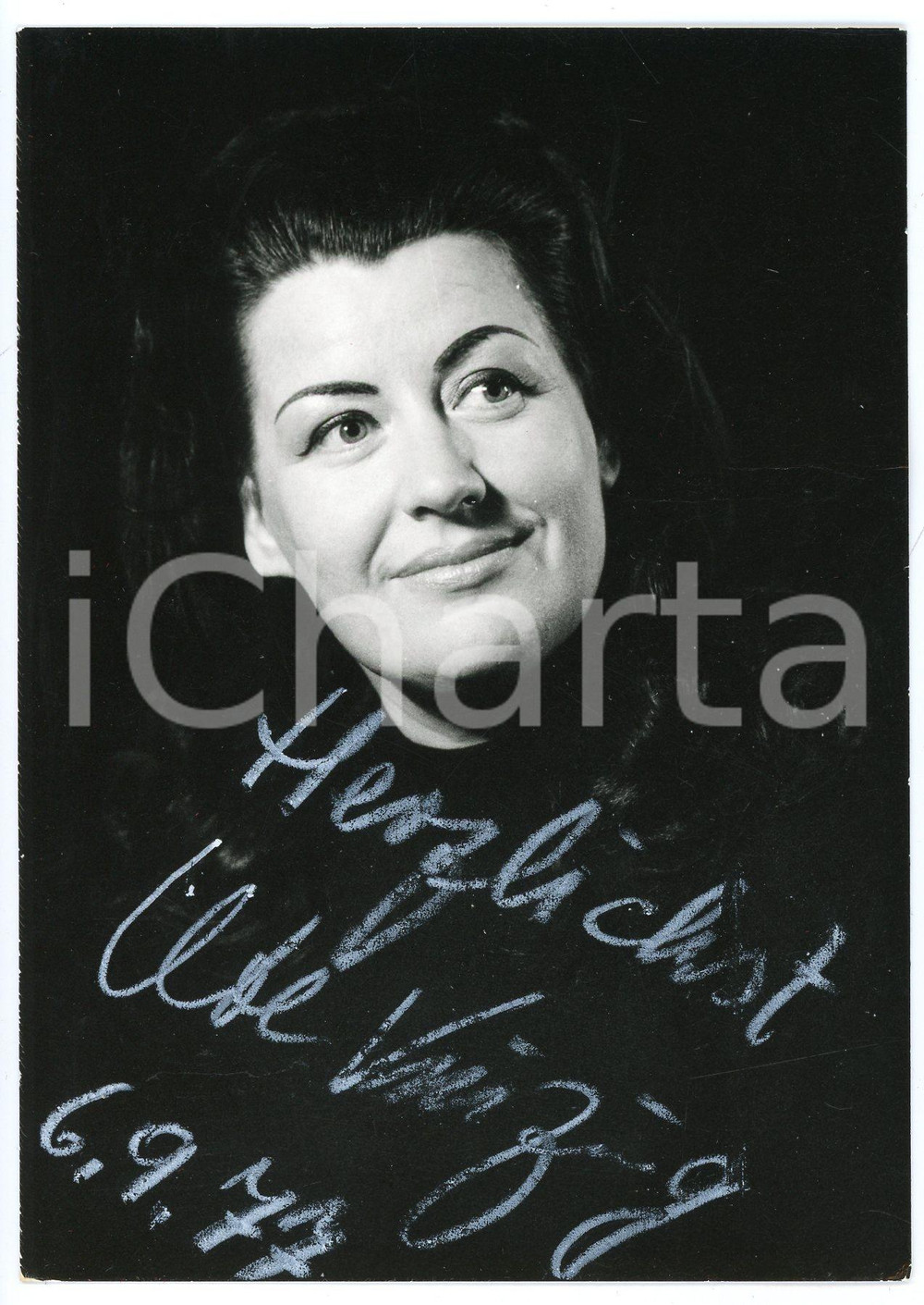 1977 Ute VINZING German soprano - AUTOGRAPHED photo 10x15 cm Fotografia d'epoca, con autografo. CONDIZIONI: P (piegature orizzontali)FORMATO: 10x15 cm     originale e autentica 1