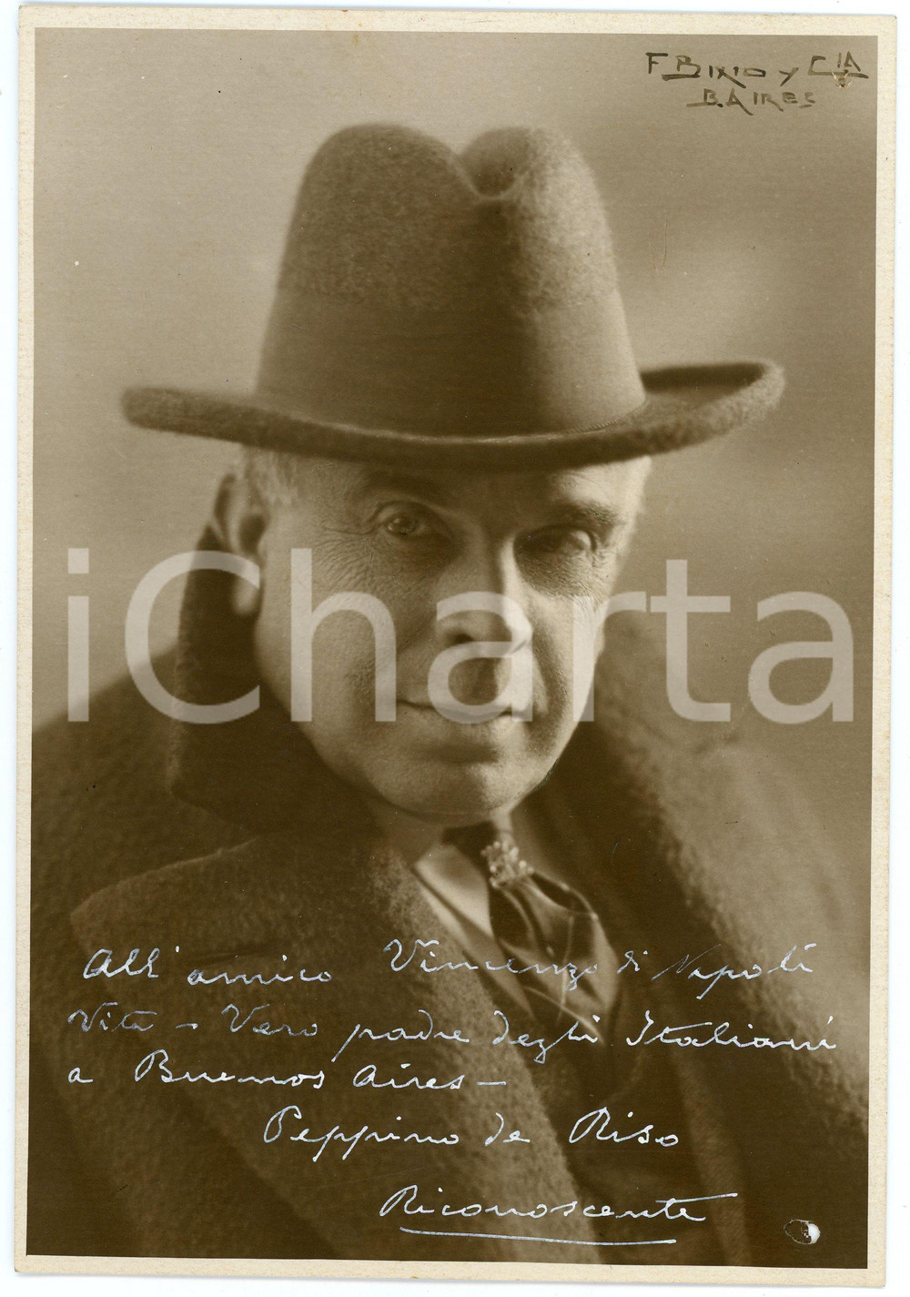 1940 ca BUENOS AIRES Attore Giuseppe DE RISO - Foto con AUTOGRAFO 15x22 cm Fotografia d'epoca, con autografo. CONDIZIONI: VP (piegatura evidente al lato inferiore; fori al lato destro, con strappo al lato inferiore; residuo cartaceo al verso)FORMATO: 15x22 cm     originale e autentica 1