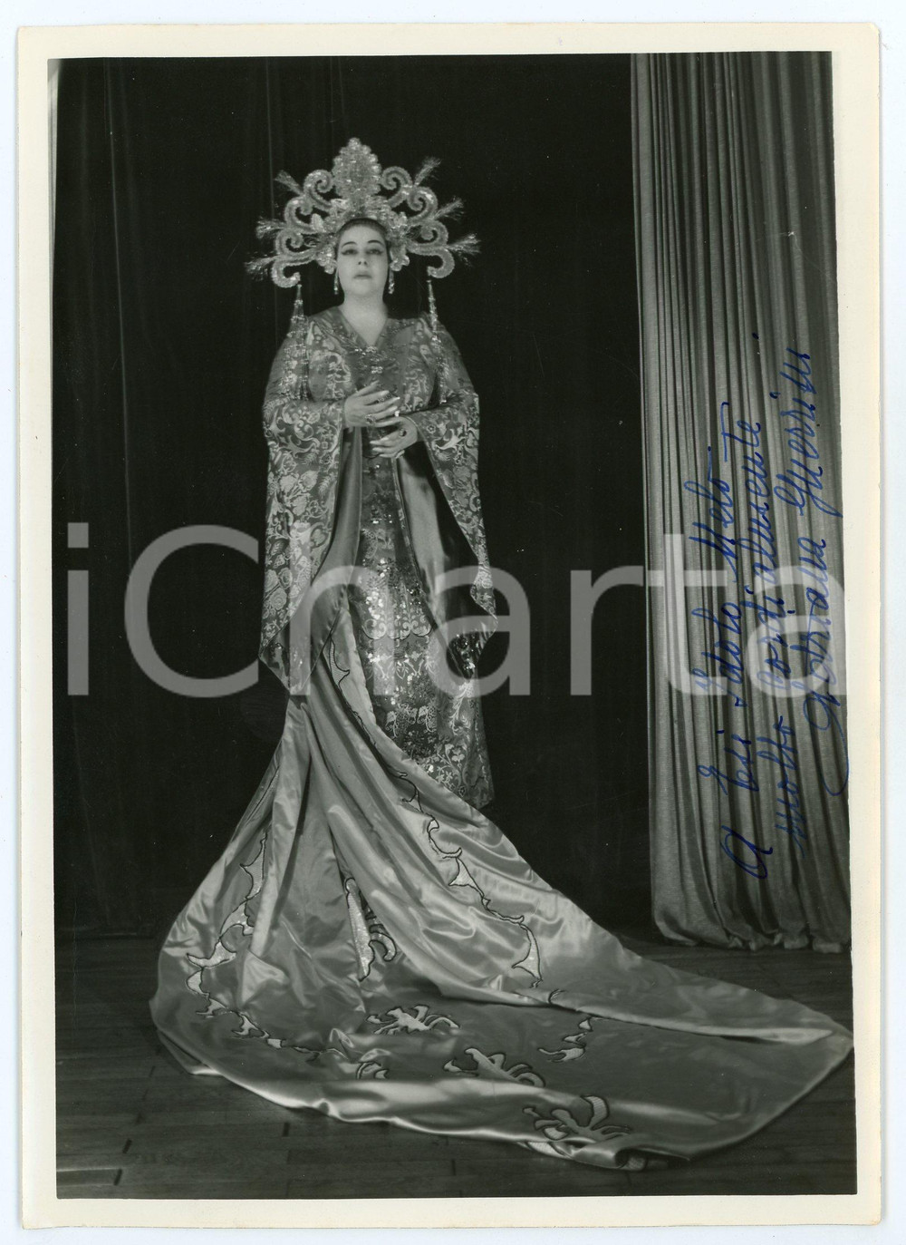 1960 ca LIRICA Soprano Adriana GUERRINI - Fotografia GUIDOTTI con AUTOGRAFO Fotografia d'epoca, con messaggio autografo. CONDIZIONI: F (piegatura di circa 2 cm al lato superiore)FORMATO: 13x18 cmFOTOGRAFO: Studio Guidotti - Roma     originale e autentica 1