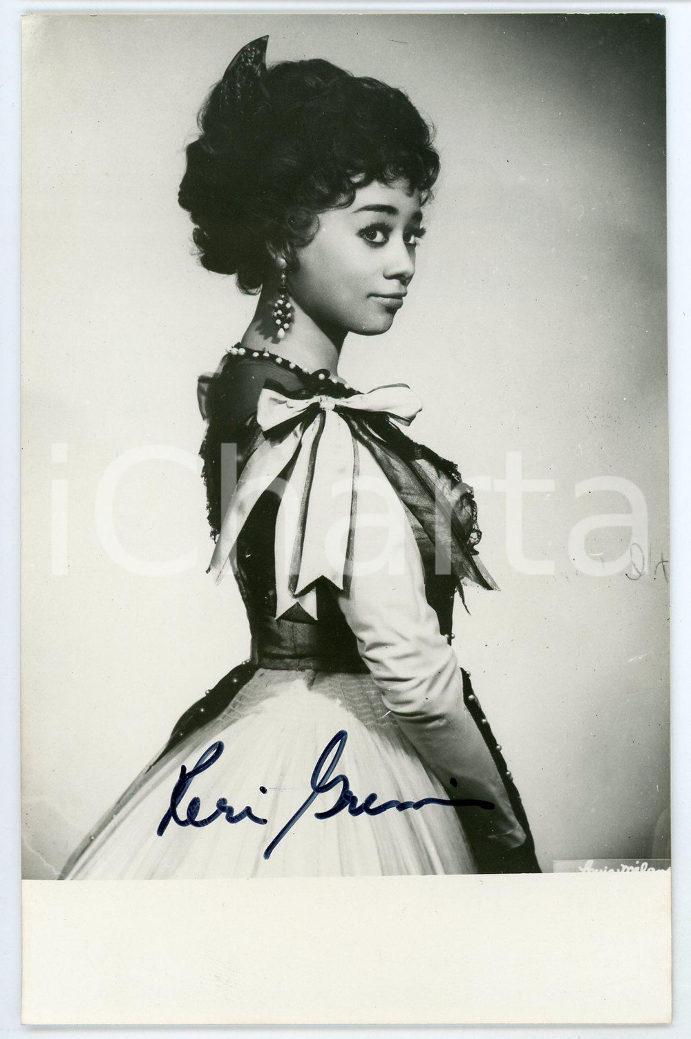 1970 Reri GRIST soprano - Portrait -  AUTOGRAPHED Photo 9x14 cm Fotografia d'epoca, con autografo. CONDIZIONI: GFORMATO:  9x14 cm     originale e autentica 1