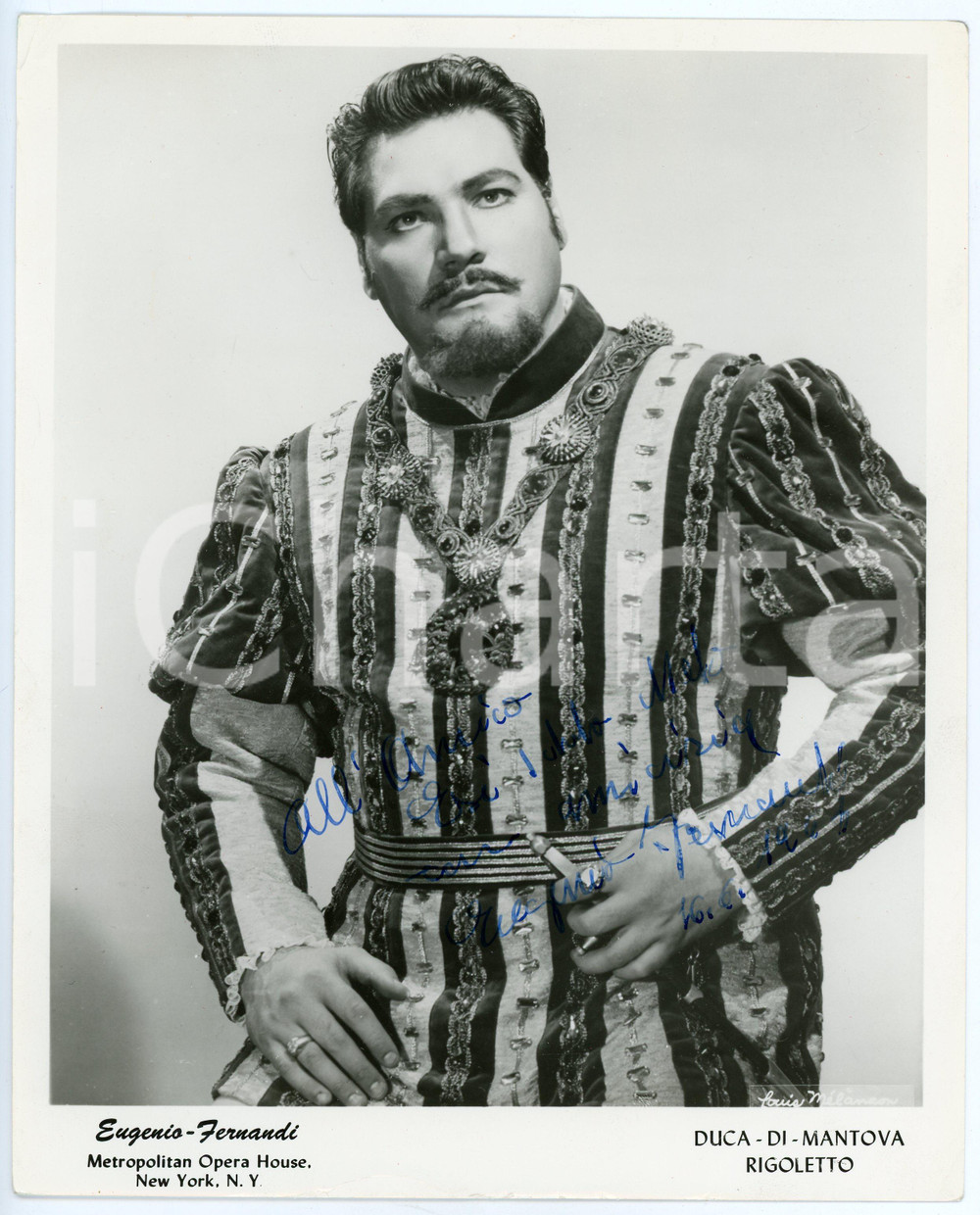1963 NEW YORK Metropolitan - Eugenio FERNANDI in "Rigoletto" - Foto AUTOGRAFO Fotografia d'epoca con autografo. CONDIZIONI: P (piegature angolari e marginali)FORMATO: 20x26 cm    originale e autentica 1