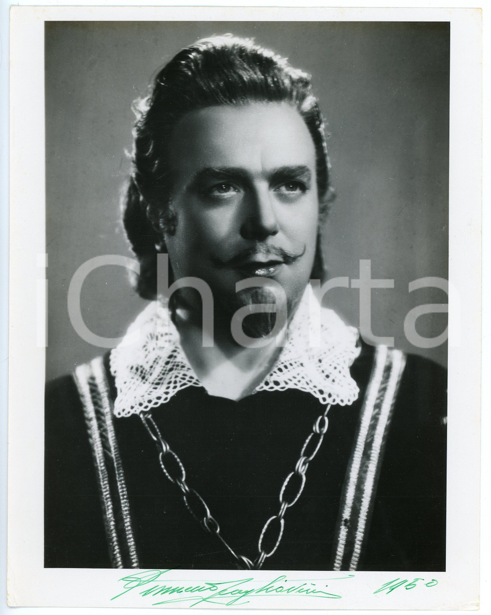 1950 LIRICA Tenore Ferruccio TAGLIAVINI - Ritratto - Foto con AUTOGRAFO Fotografia d'epoca con autografo. CONDIZIONI: P (piegature evidenti all'angolo inferiore sinistro e all'angolo inferiore destro; piegatura al lato superiore, con minimo strappo)FORMATO:  20x26 cm    originale e autentica 1