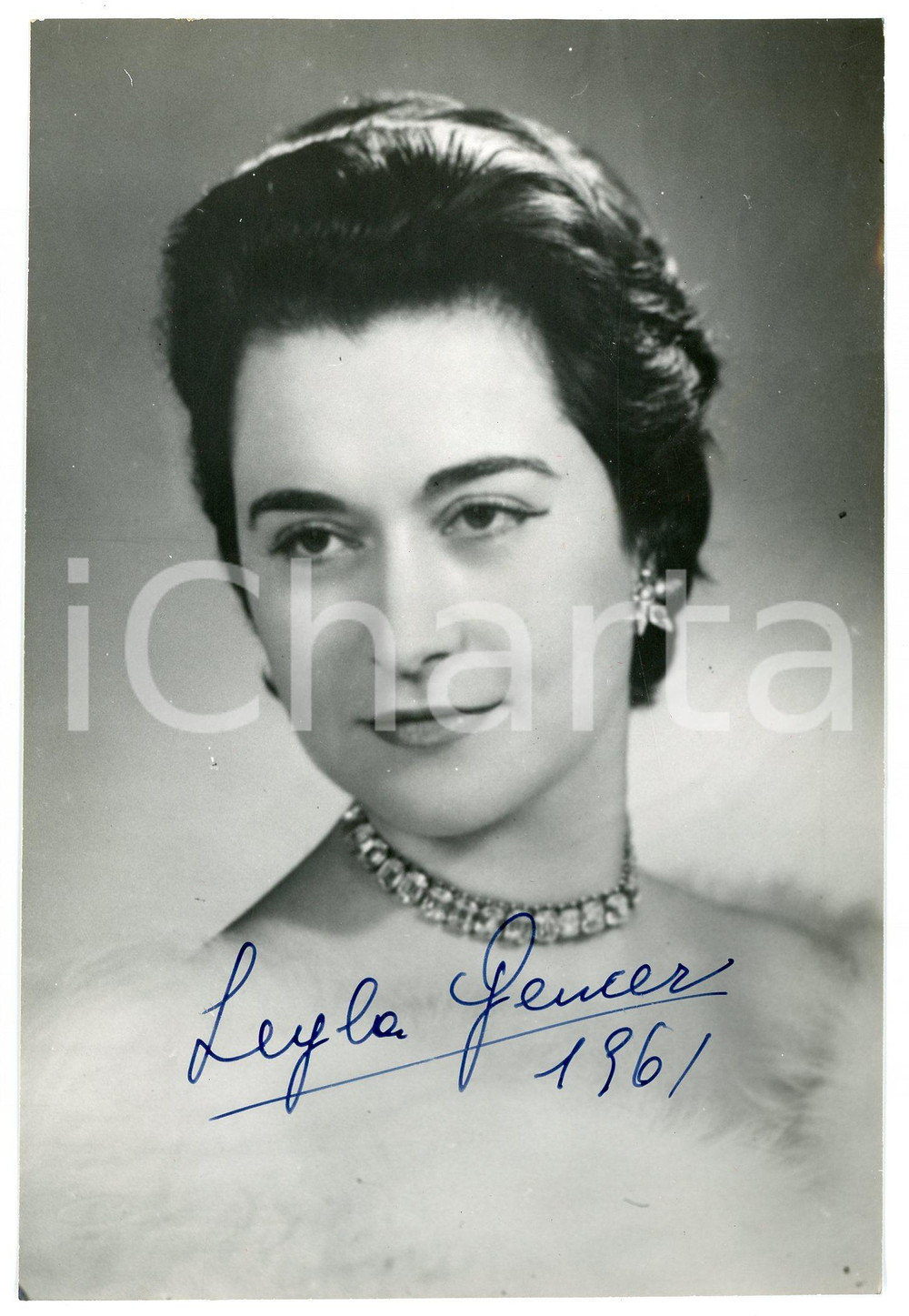 1961 LIRICA Soprano Leyla GENCER  - Foto con AUTOGRAFO 12x18 cm Fotografia d'epoca, con  autografo. CONDIZIONI: F (residuo di colla visibile in trasparenza e graffi superficiali)FORMATO: 12x18 cm     originale e autentica 1