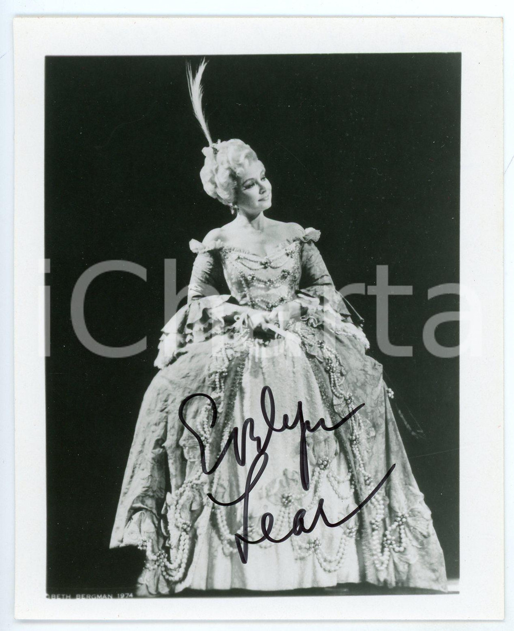 1974 Soprano Evelyn LEAR - Portrait - SIGNED photo 10x13 cm Fotografia seriale,  con autografo. CONDIZIONI: GFORMATO: 10x13 cm     originale e autentica 1