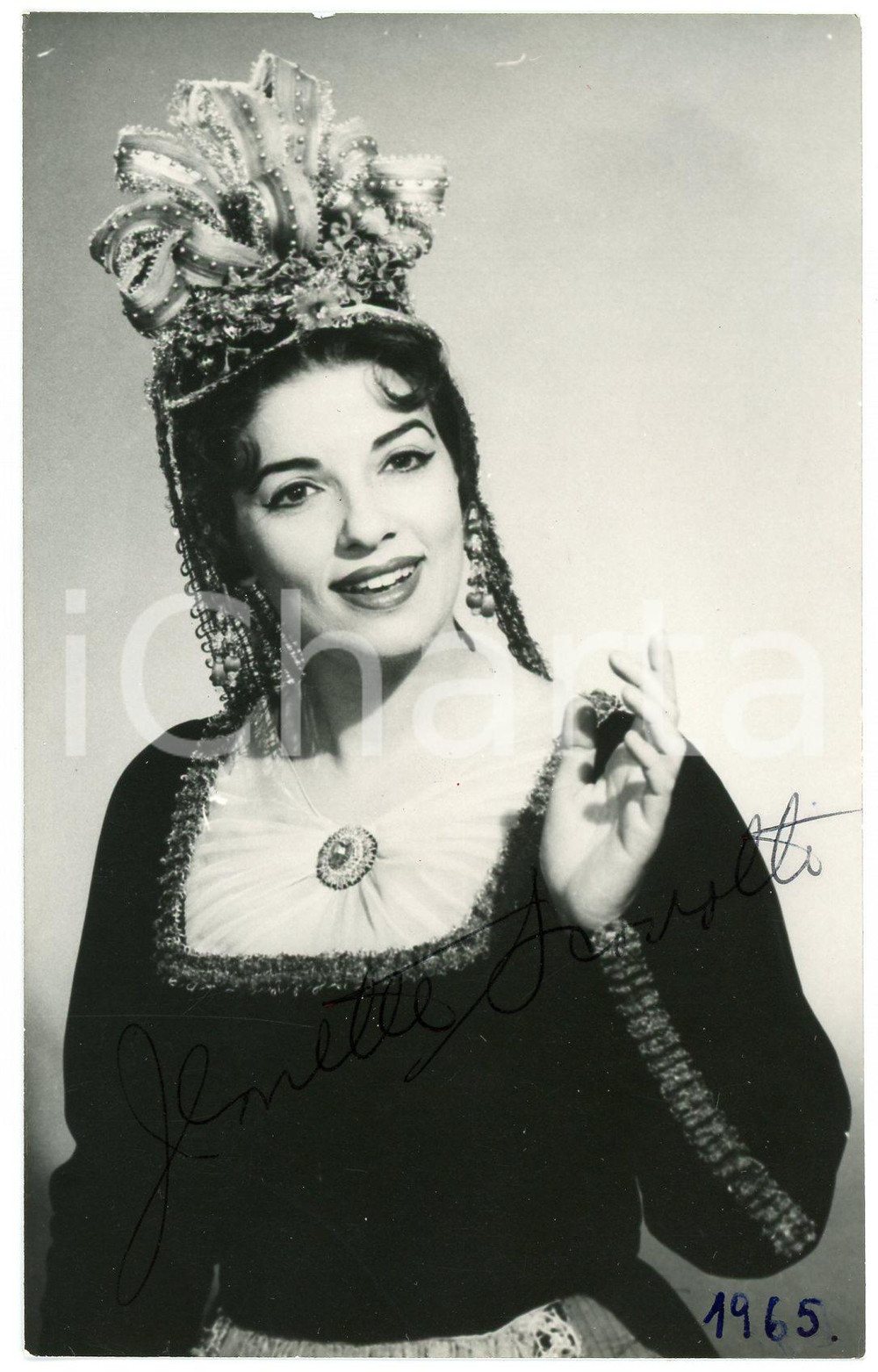 1965 Soprano Jeanette SCOVOTTI - Portrait - SIGNED photo 9x14 cm Fotografia d'epoca, con autografo. CONDIZIONI: GFORMATO: 9x14 cm     originale e autentica 1
