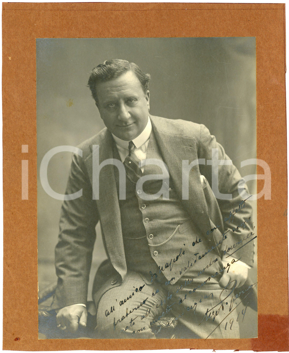 1914 Attore Ugo PIPERNO - Foto con AUTOGRAFO RARA 21x25 cm Rara fotografia d'epoca, con messaggio autografo, montata su cartoncino.CONDIZIONI: F (fotografia in buone condizioni, ma piegature all'angolo inferiore e foro al cartoncino)FORMATO: 21x25 cm     originale e autentica 1