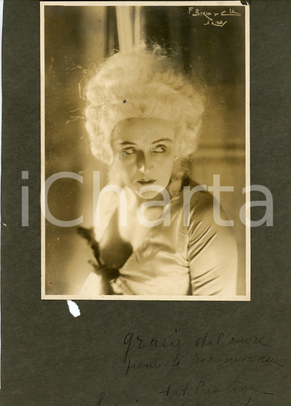 1920 ca BUENOS AIRES Cantante PAVLOVA - Foto con AUTOGRAFO 22x33 cm Fotografia d'epoca, con messaggio autografo. CONDIZIONI: P (fori e strappi al cartoncino; mancanza angolare alla fotografia e foro di affissione; macchie di inchiostro) FORMATO: 22x33 cm (cartoncino); 15x22 cm (fotografia)FOTOGRAFO: F. Bixio - Buenos Aires     originale e autentica 1