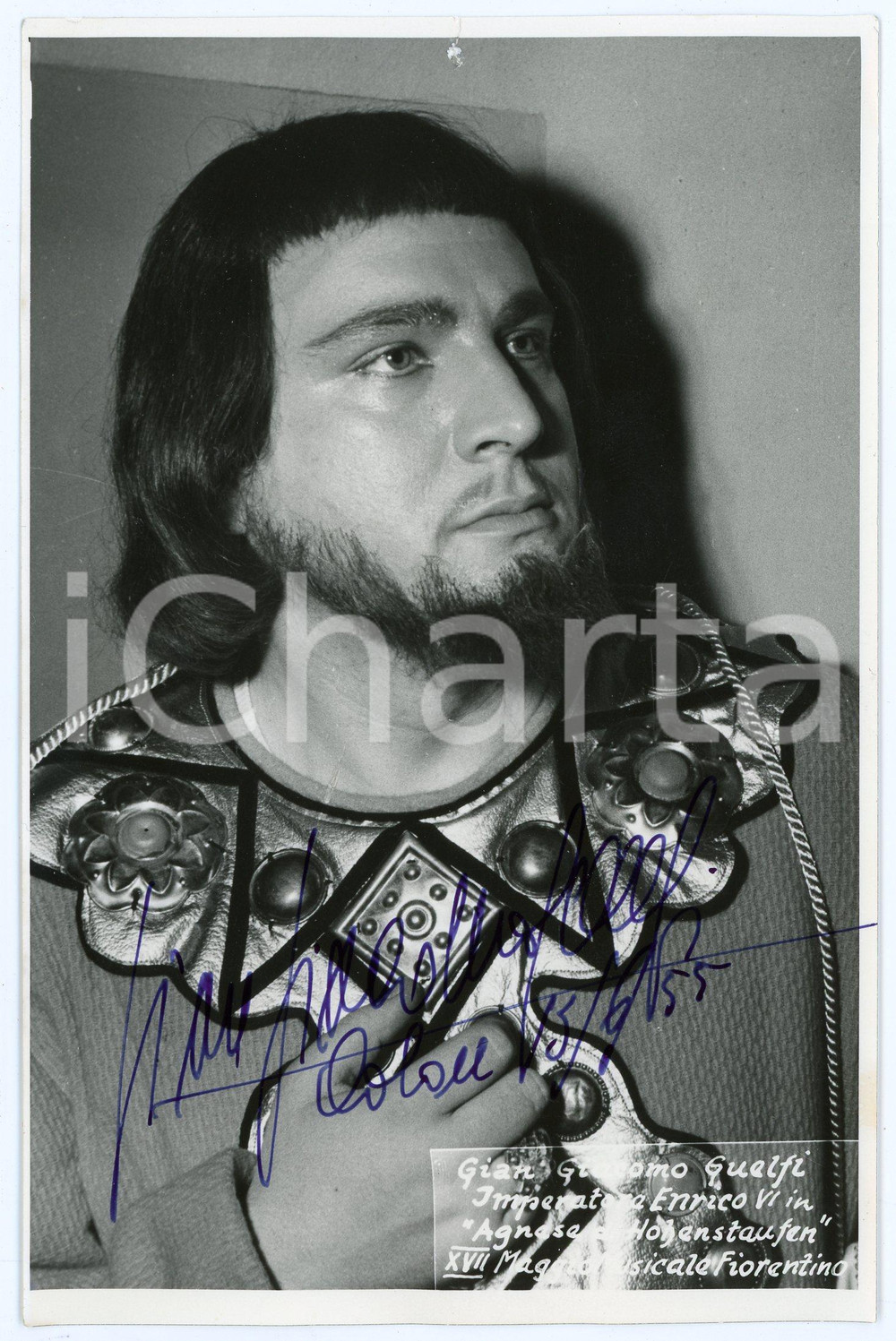 1955 Giangiacomo GUELFI baritono "Agnese di Hohenstaufen" - Foto con AUTOGRAFO Fotografia seriale con autografo, che ritrae il baritono in abiti di scena (Maggio Fiorentino).CONDIZIONI: P (piegatura al margine sinistro; piccolo strappo al lato superiore)FORMATO: 12x18 cm     originale e autentica 1