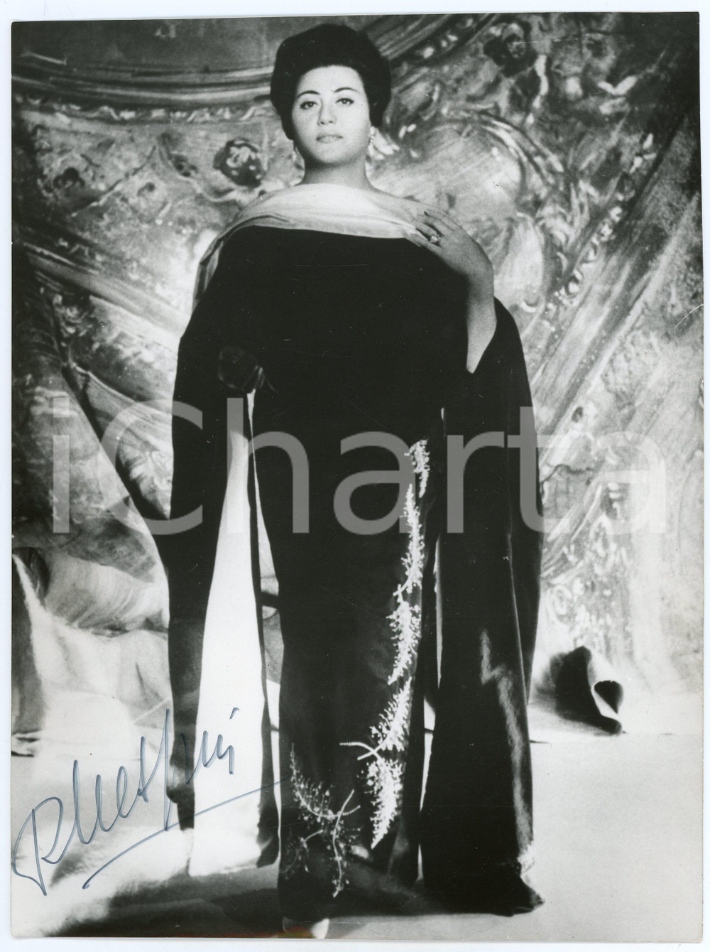 1965 Régine CRESPIN French soprano - Portrait - SIGNED Photo 18x24 cm Fotografia d'epoca, con autografo. CONDIZIONI: GFORMATO: 18x24 cm     originale e autentica 1