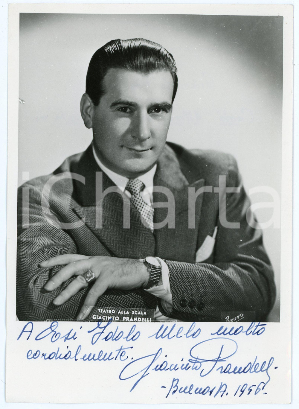 1956 LIRICA Tenore Giacinto PRANDELLI - Foto con AUTOGRAFO 13x18 cm Fotografia d'epoca, con autografo. CONDIZIONI: P (piegatura all'angolo inferiore destro e rigature al lato superiore)FORMATO:  13x18 cm     originale e autentica 1