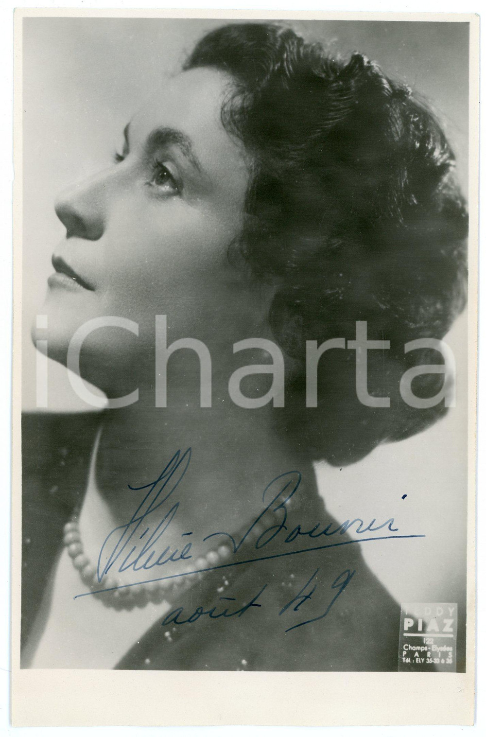 1949 Hélène BOUVIER French mezzo-soprano - Portrait - SIGNED Photo 12x18 cm Fotografia d'epoca, con autografo. CONDIZIONI: F (sovraimpressioni al lato sinistro)FORMATO: 12x18 cm     originale e autentica 1