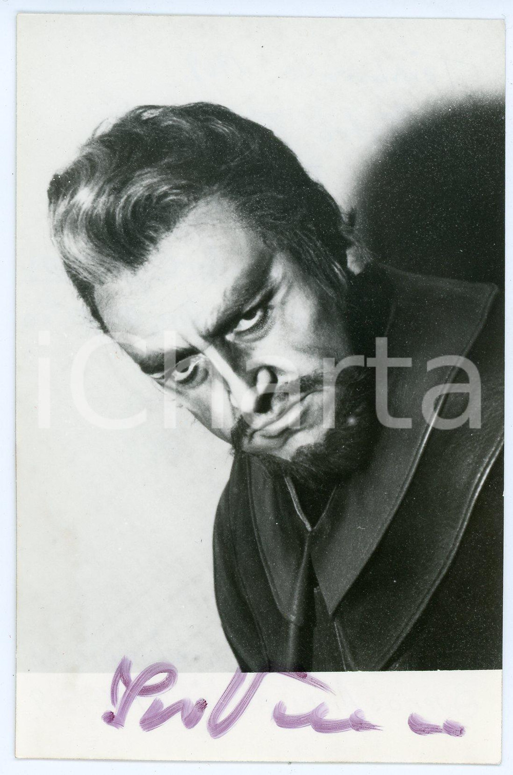 1969 LIRICA Basso Ivo VINCO - Ritratto - Foto con AUTOGRAFO 9x13 cm Fotografia d'epoca, con autografo. CONDIZIONI: G (ma tracce di umidit&agrave; al verso)FORMATO: 9x13 cm    originale e autentica 1