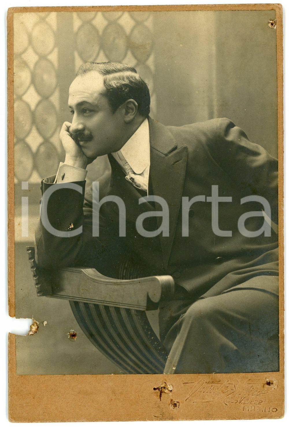 1920 ca MILANO Attore Ruggero RUGGERI - Ritratto - Foto RARA DANNEGGIATA Rara fotografia d'epoca, montata su cartoncino.CONDIZIONI: VP (foro con mancanza al lato sinistro; fori al lato inferiore)FORMATO: 11x16 cmFOTOGRAFO: Varischi &amp; Artico - Milano    originale e autentica 1