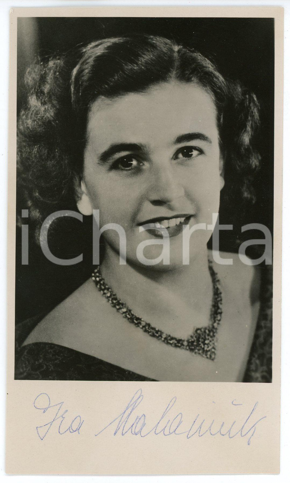 1952 Ira MALANIUK contralto - Portrait - SIGNED Photo 9x15 cm Fotografia d'epoca, con autografo. CONDIZIONI: GFORMATO: 9x15 cm     originale e autentica 1