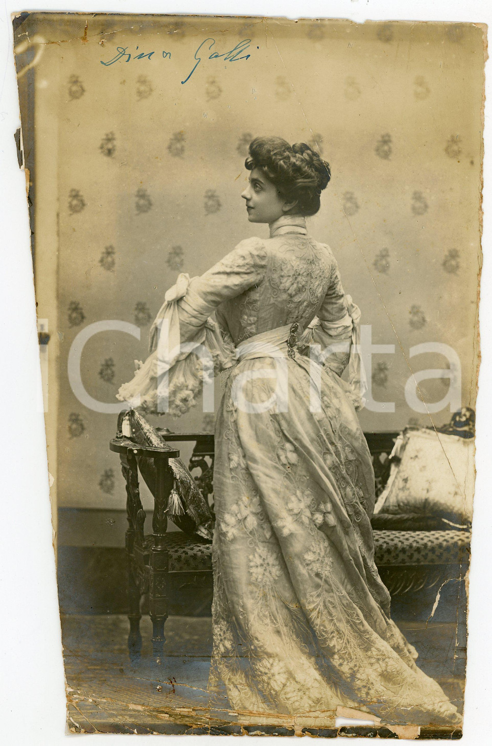 1910 ca ITALIA TEATRO Attrice Dina GALLI - Foto RARA DANNEGGIATA 16x24 cm Fotografia d'epoca, con scritta al margine superiore. CONDIZIONI: VP (evidenti e profonde piegature, piccoli strappi marginali, rifilata al lato sinistro)FORMATO: 16x24 cm    originale e autentica 1