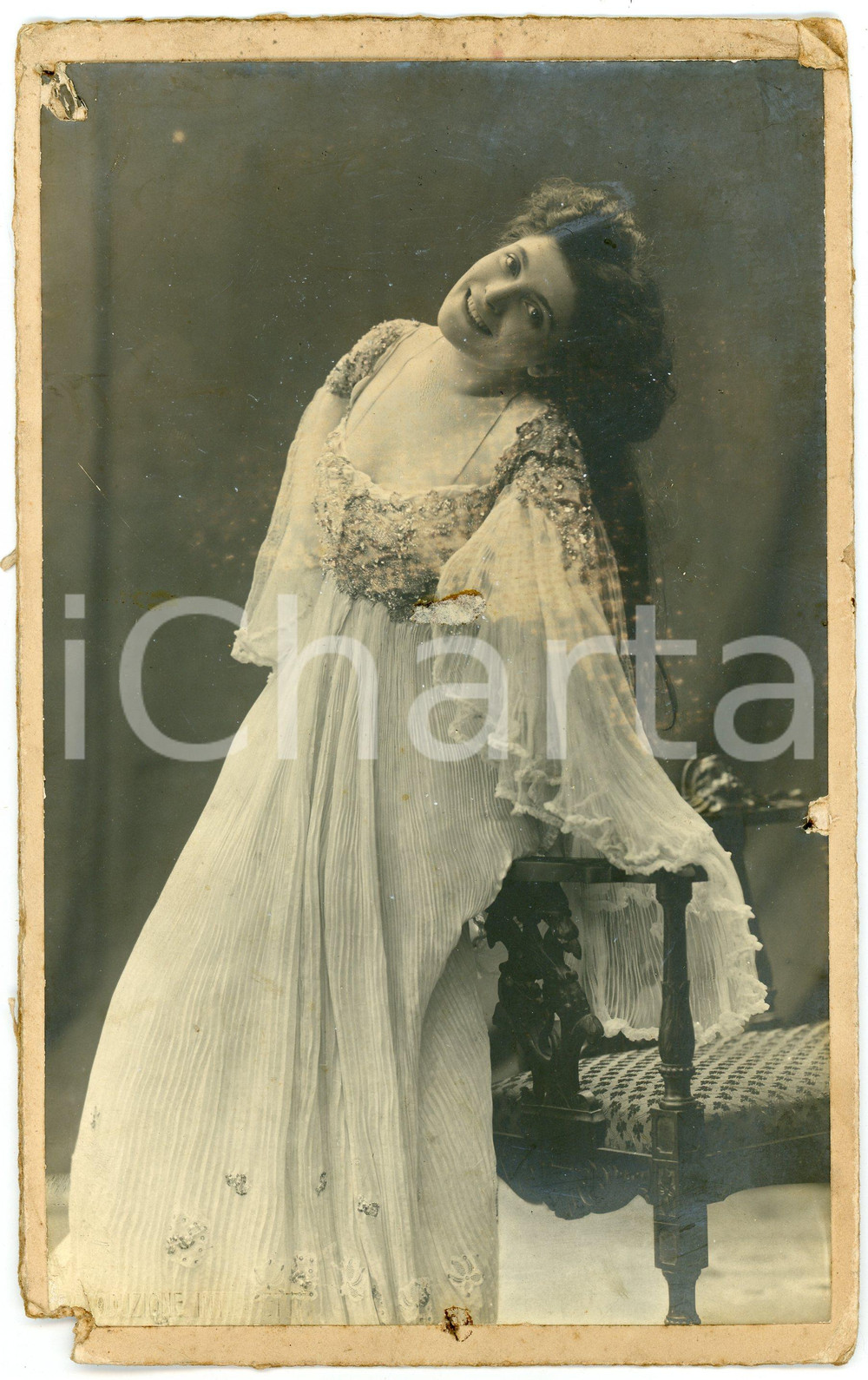 1910 ca TEATRO Ritratto attrice / cantante ROSSI - Fotografia 15x23 cm Fotografia originale d'epoca, montata su cartoncino. CONDIZIONI: P (sbrecciature angolari al cartoncino, con mancanza; fori di affissione; residuo centrale di carta/colla)FORMATO: 15x23 cm     originale e autentica 1