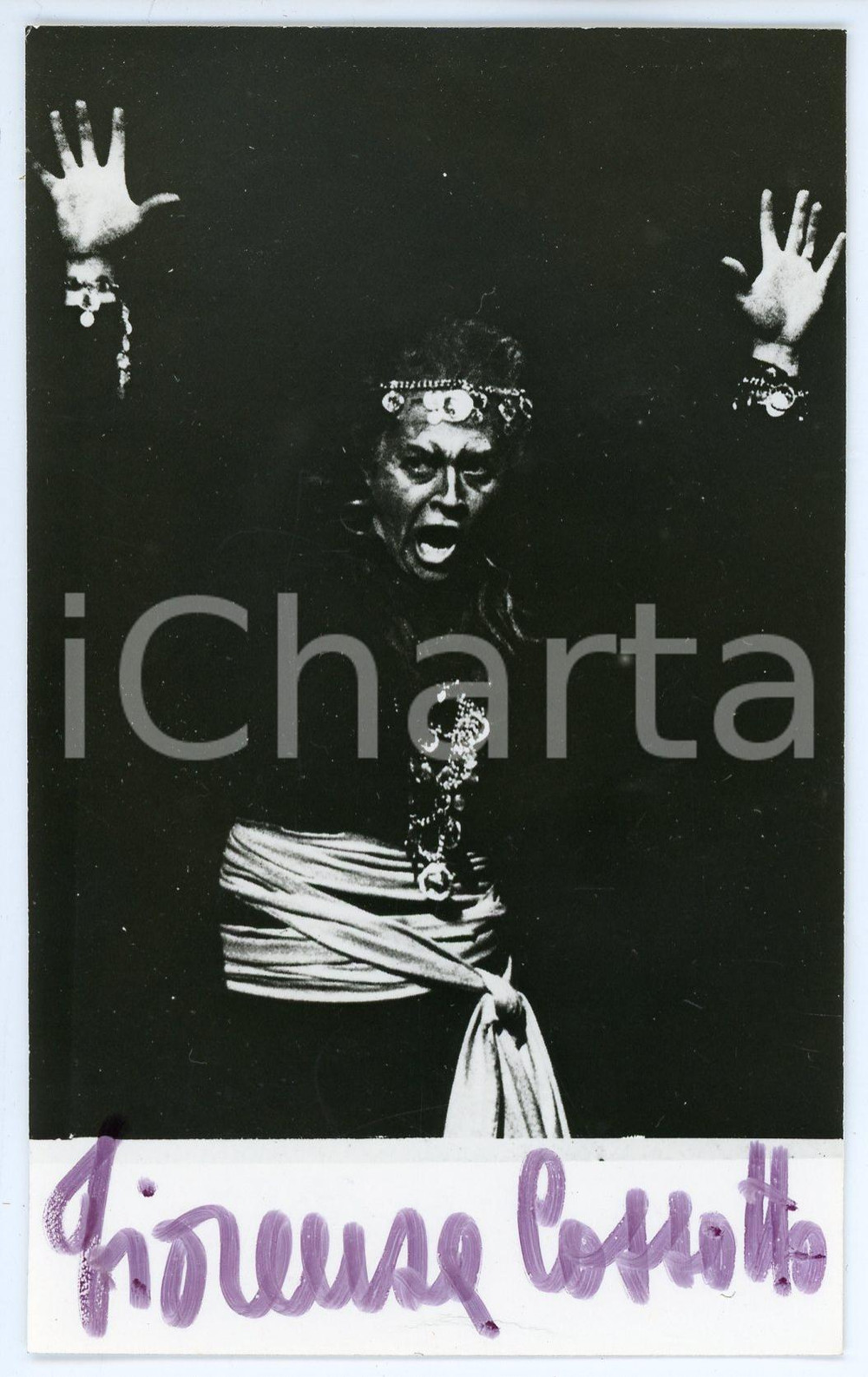 1969 LIRICA Soprano Fiorenza COSSOTTO - Foto con AUTOGRAFO 8x13 cm Fotografia d'epoca, con autografo. CONDIZIONI: F (macchie di umidit&agrave; al verso)FORMATO: 8x13 cm    originale e autentica 1