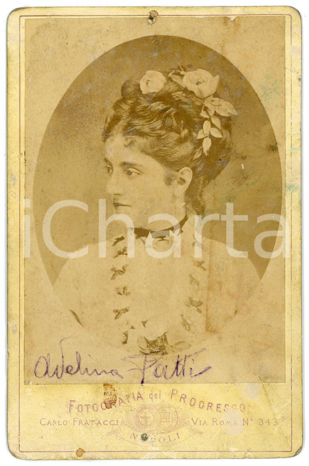 1880 ca Soprano Adelina PATTI - Ritratto - Foto FRATACCI 11x16 cm Fotografia d'epoca, su cartoncino rigido. CONDIZIONI: VP (fori marginali, piccola sbrecciatura al lato superiore della fotografia, cartoncino lento al lato inferiore)FORMATO: 11x16 cmFOTOGRAFO: Carlo Fratacci - Napoli, via Roma 343     originale e autentica 1