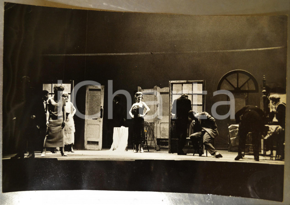 1964 BOLOGNA Teatro Stabile - "Tamburi nella notte" (Brecht) - Foto 38x25 cm  Fotografia d'epoca, con timbro del fotografo al verso.FOTOGRAFO: Antonio Masotti - BolognaCONDIZIONI: F (piegature marginali al lato superiore)FORMATO: 38x25 cm    originale e autentica 1