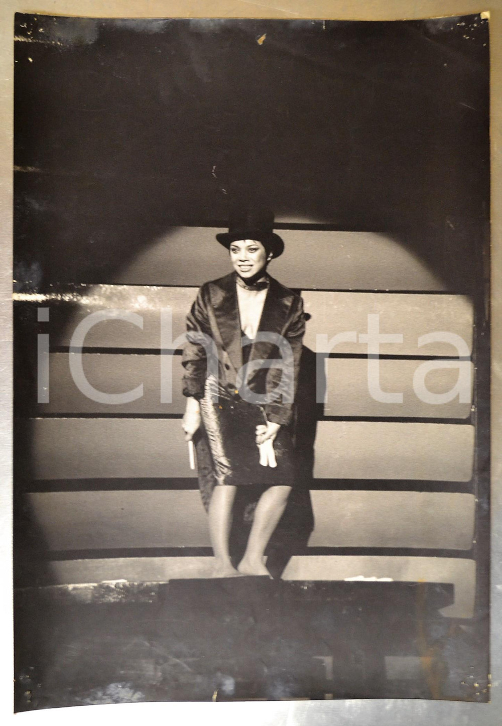 1981 BOLZANO Teatro Stabile - Maria Teresa MARTINO in "Coltelli" - Foto 25x38 cm  Fotografia originale, con timbro del fotografo al verso.FOTOGRAFO: Studio Pedrotti - BolzanoCONDIZIONI: P (svariati fori di affissione ai quattro lati; piccola macchia al lato superiore; strappo di circa 0,5 cm al lato inferiore; residui di adesivo al verso, posti al lato superiore)FORMATO: 25x38 cm    originale e autentica 1