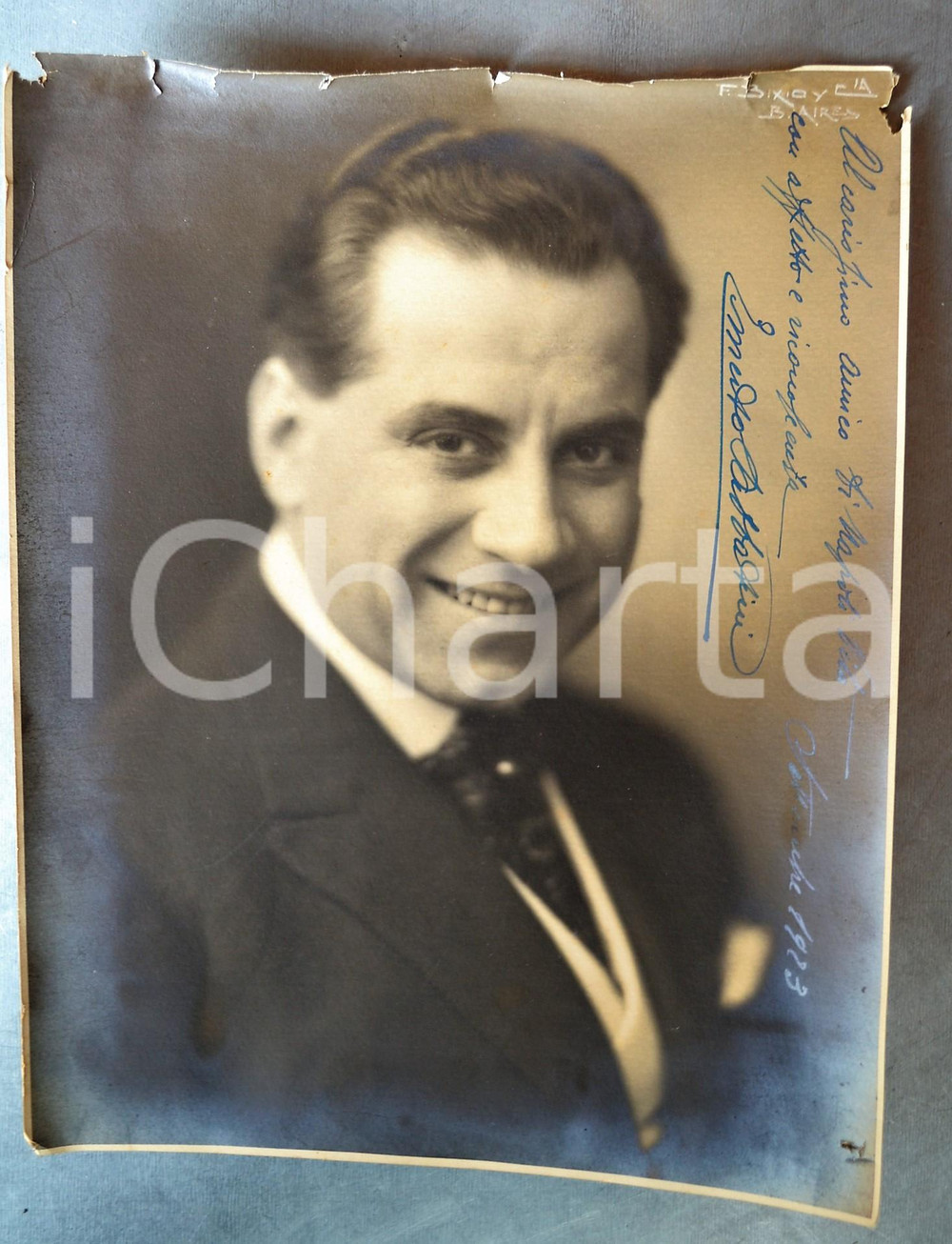 1923 BUENOS AIRES Attore Ernesto SABBATINI - RARA Foto con AUTOGRAFO 23x28 cm Fotografia d'epoca, con messaggio autografo. CONDIZIONI: P (mancanze angolari e strappi al lato superiore; foro di affissione all'angolo inferiore destro; piccola mancanza all'angolo inferiore sinistro; al verso sono presenti abrasioni e residui cartacei) FORMATO: 23x28 cm FOTOGRAFO: F. Bixio - Buenos Aires     originale e autentica 1