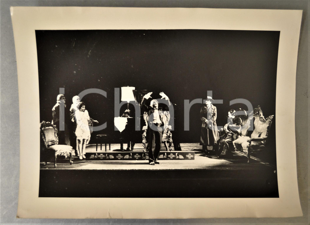 1973/74 ROMA Teatro Opera 2  - "L'eroe borghese" regia MISSIROLI (2) Foto 38x25  Fotografia originale, con timbro del fotografo al verso.FOTOGRAFO: Marcello Norberth - RomaCONDIZIONI: F (tracce di polvere al recto)FORMATO: 38x25 cm    originale e autentica 1