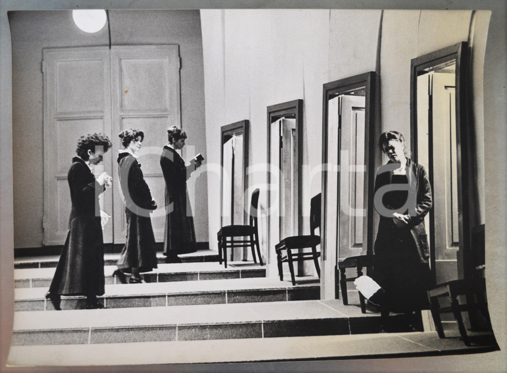 1975 ca TEATRO BRESCIA Compagnia della Loggetta - Foto di scena (1) 40x30 cm  Fotografia originale, con timbro del fotografo al verso.FOTOGRAFO: Tito Alabiso - BresciaCONDIZIONI: F (minima macchia centrale e lieve sollevamento di un lembo cartaceo all'angolo inferiore sinistro)FORMATO:  40x30 cm    originale e autentica 1