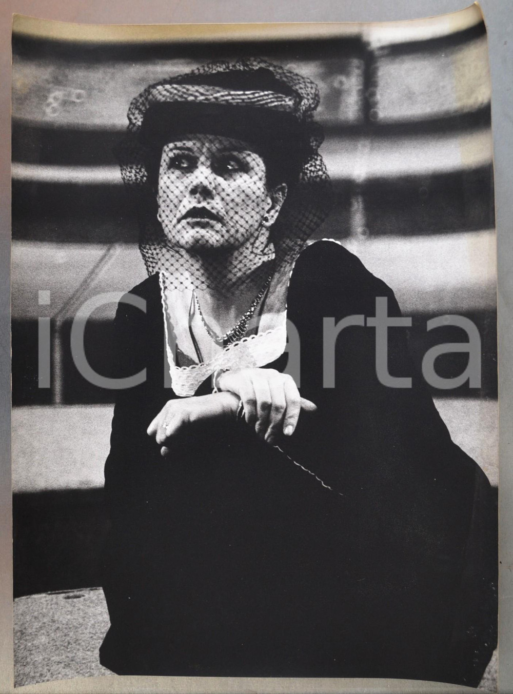 1975 ca TEATRO BRESCIA Compagnia della Loggetta - Foto di scena (2) 30x40 cm  Fotografia originale, con timbro del fotografo al verso.FOTOGRAFO: Tito Alabiso - BresciaCONDIZIONI: F (lieve sollevamento di un lembo cartaceo all'angolo superiore destro)FORMATO:  30x40 cm    originale e autentica 1
