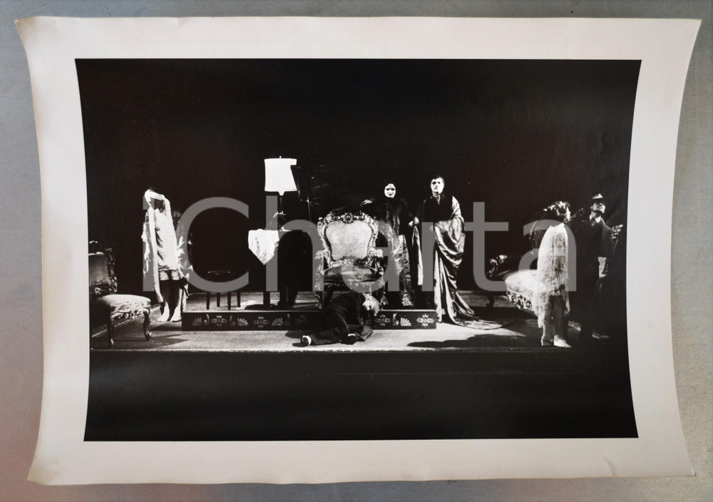 1973/74 ROMA Teatro Opera 2 - "L'eroe borghese" regia MISSIROLI (3) Foto 40x30  Fotografia originale, con timbro del fotografo al verso.Sono ritratti in scena Annameria Guarnieri e Umberto Orsini.FOTOGRAFO: Marcello Norberth - RomaCONDIZIONI: F (due piegature al lato inferiore e superiore)FORMATO: 40x30 cm    originale e autentica 1