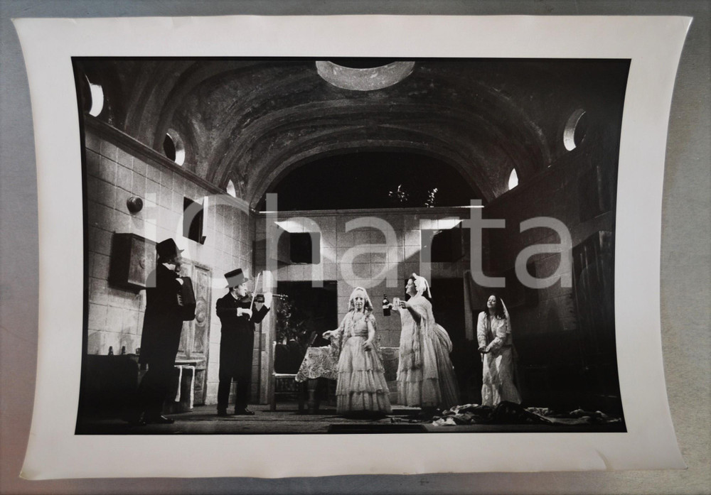 1973/74 ROMA Teatro Opera 2 - "Signorina Giulia" regia MISSIROLI (1) Foto 40x30  Fotografia originale, con timbro del fotografo al verso.FOTOGRAFO: Marcello Norberth - RomaCONDIZIONI: F (piegatura al lato inferiore)FORMATO: 40x30 cm    originale e autentica 1