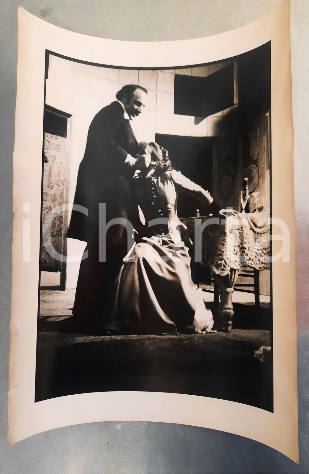 1973/74 ROMA Teatro Opera 2 - "Signorina Giulia" regia MISSIROLI (2) Foto 30x40  Fotografia originale, con timbro del fotografo al verso.FOTOGRAFO: Marcello Norberth - RomaCONDIZIONI: P (piegature al lato sinistro, con strappo di circa 1 cm)FORMATO: 30x40 cm    originale e autentica 1